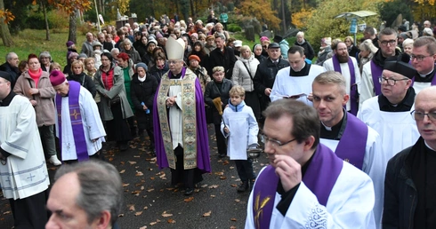 Procesje za zmarłych w Gorzowie Wlkp. i Zielonej Górze zgromadziły tłumy wiernych