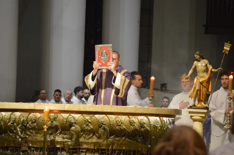 Modlitwa za zmarłych w Dzień Zaduszny