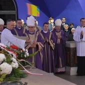 Katowice. Modlitwa za zmarłych w archikatedrze