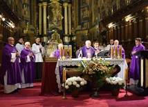 Modlitwa za zmarłych w sandomierskiej katedrze