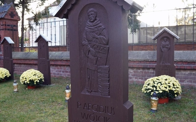 Cmentarz franciszkański zaprasza do modlitwy i pamięci o konkretnych osobach, pomysłowo upamiętnionych