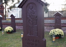 Cmentarz franciszkański zaprasza do modlitwy i pamięci o konkretnych osobach, pomysłowo upamiętnionych