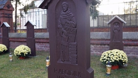 Cmentarz franciszkański zaprasza do modlitwy i pamięci o konkretnych osobach, pomysłowo upamiętnionych