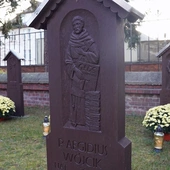 Cmentarz franciszkański zaprasza do modlitwy i pamięci o konkretnych osobach, pomysłowo upamiętnionych