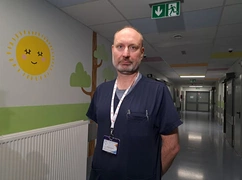 Katowice. Dr Andrzej Bulandra o stanie 2-latka, który wpadł do przydomowego basenu