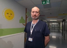 Katowice. Dr Andrzej Bulandra o stanie 2-latka, który wpadł do przydomowego basenu