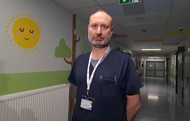 Katowice. Dr Andrzej Bulandra o stanie 2-latka, który wpadł do przydomowego basenu