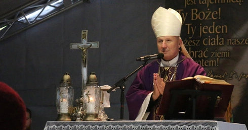 Bożemu miłosierdziu zawierzamy naszych bliskich zmarłych