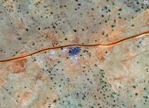 Czerwona linia drogi, w środku spalone samochody