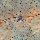 Czerwona linia drogi, w środku spalone samochody