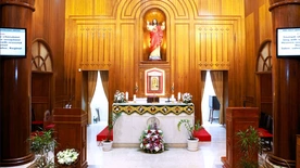 We wnętrzu kościoła Najświętszego Serca w Manamie, Bahrajn