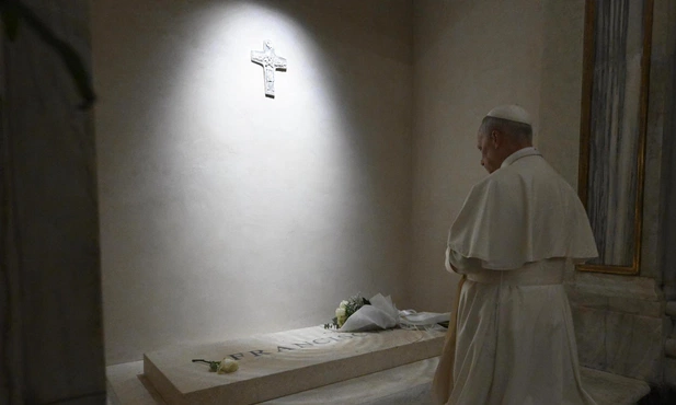 Przy grobie papieża Franciszka