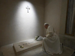 Leon XIV modlił się przy grobie papieża Franciszka