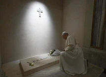 Leon XIV modlił się przy grobie papieża Franciszka