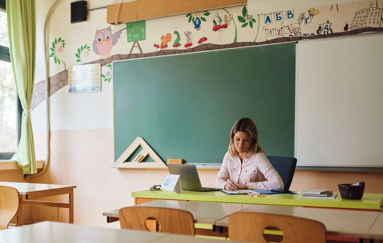 Nauczyciele pracują bez wynagrodzenia. „Godziny basiowe” w ogniu krytyki