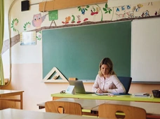 Nauczyciele pracują bez wynagrodzenia. „Godziny basiowe” w ogniu krytyki