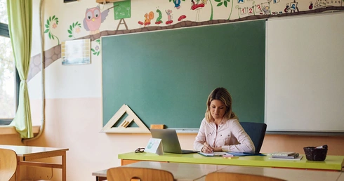 Nauczyciele pracują bez wynagrodzenia. „Godziny basiowe” w ogniu krytyki