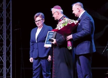 Wręczenie nagrody dla dr Danuty Podjackiej. Przez prawie 30 lat, począwszy od 1995 roku, była ona zastępcą koordynatora oddziału kardiologii w Wojewódzkim Szpitalu Zespolonym w Elblągu. Oddział ten przechodził w tym czasie znaczące przeobrażenia, osiągając wysokie standardy opieki nad pacjentem. 