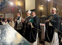 Bp Roman Pindel przewodniczył Mszy św. i nabożeństwu za zmarłych w żywieckiej konkatedrze.