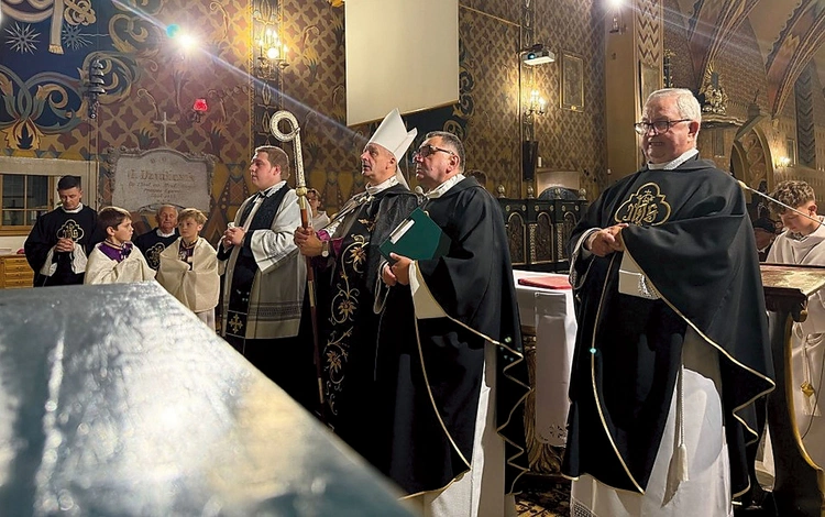 Bp Roman Pindel przewodniczył Mszy św. i nabożeństwu za zmarłych w żywieckiej konkatedrze.