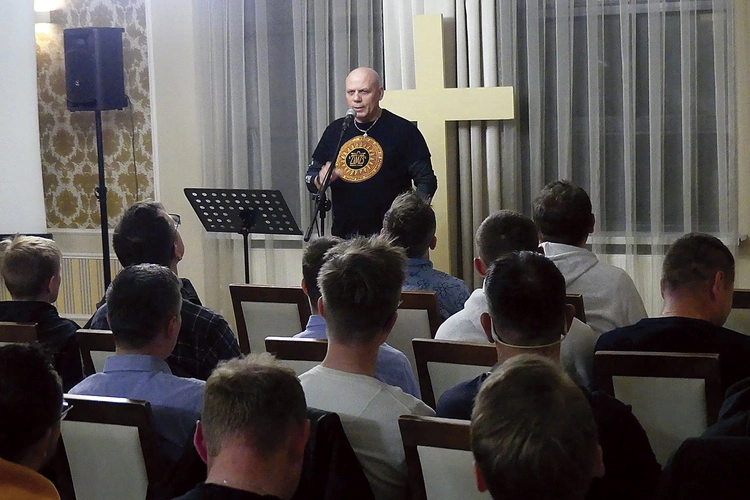 Panowie na pierwszym spotkaniu o „Trzech (o)szustkach”.