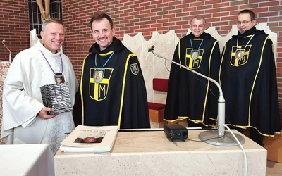 Kapelan ks. Piotr Leśniak z przedstawicielami męskiej wspólnoty św. Jana Pawła II. 