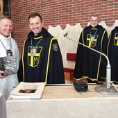 Kapelan ks. Piotr Leśniak z przedstawicielami męskiej wspólnoty św. Jana Pawła II. 