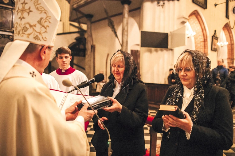 Panie przyjęły od metropolity gdańskiego krzyże i brewiarze.