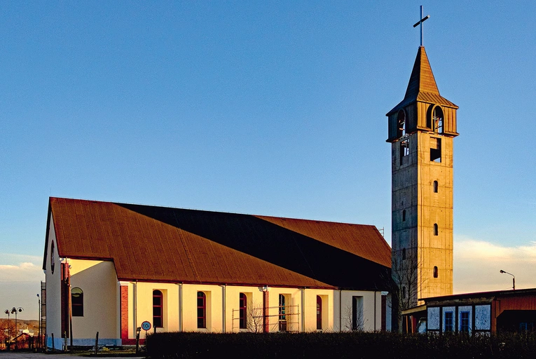 Prosta bryła kościoła z wieżą i dużymi oknami tworzy jasną przestrzeń modlitwy. 