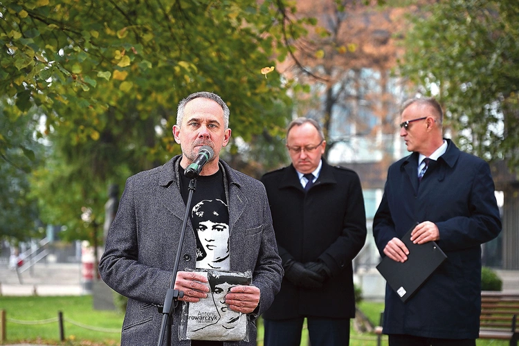 Marek Szymaniak prezentuje koszulkę z podobizną Tolka.