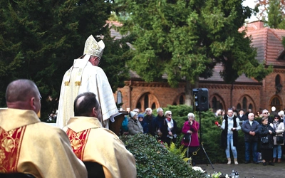 Eucharystia na cmentarzu komunalnym w Koszalinie.
