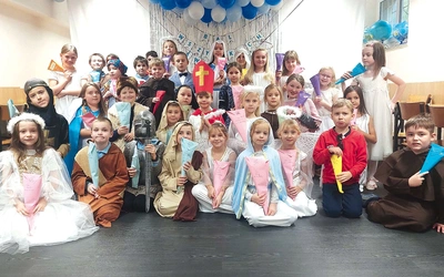 Mali słupszczanie z „katolika” bawili się w świętych w czasie lekcji.