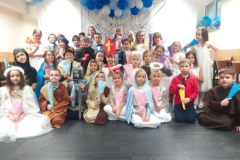 Mali słupszczanie z „katolika” bawili się w świętych w czasie lekcji.