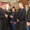 Bp Zadarko witał się z ministrantami, pytał o ich wspólnoty parafialne, z których przyjechali.