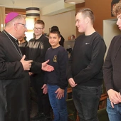Bp Zadarko witał się z ministrantami, pytał o ich wspólnoty parafialne, z których przyjechali.