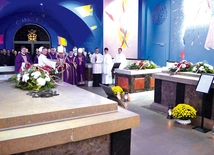 Metropolita katowicki w krypcie grobowej biskupów katowickich prosił o życie wieczne dla swoich poprzedników.