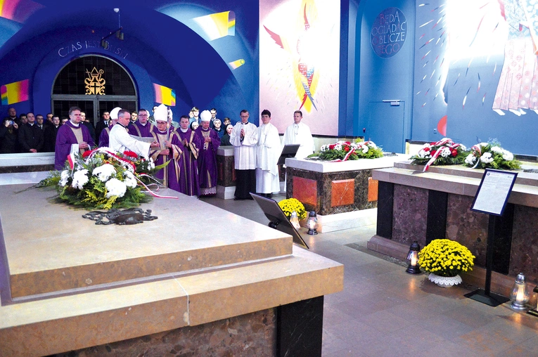 Metropolita katowicki w krypcie grobowej biskupów katowickich prosił o życie wieczne dla swoich poprzedników.