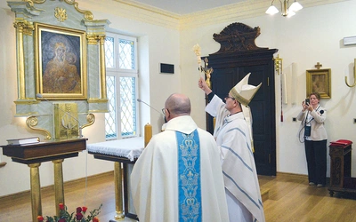 Abp Andrzej Przybylski pobłogosławił nową kaplicę pw. NMP Matki Nadziei.  