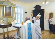 Abp Andrzej Przybylski pobłogosławił nową kaplicę pw. NMP Matki Nadziei.  