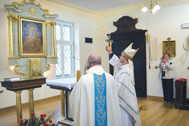 Abp Andrzej Przybylski pobłogosławił nową kaplicę pw. NMP Matki Nadziei.  