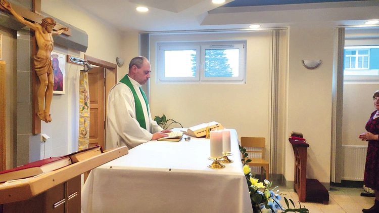 Ksiądz Dariusz podczas modlitwy w kaplicy. 