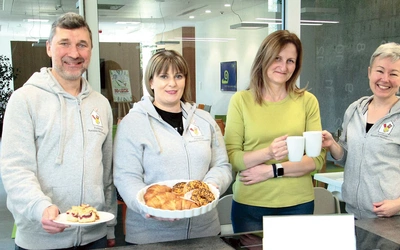 – Tutejszy personel dał mi dużo serdeczności – mówi Joasia (druga od prawej). Stan zdrowia jej synka poprawił się, protonoterapia dała efekty i jest szansa na wypis ze szpitala.