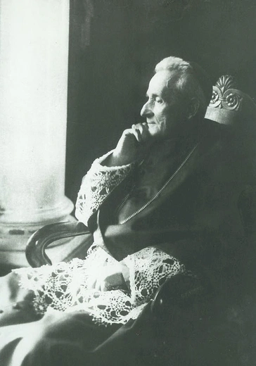 Bp Adam Sapieha był początkowo przeciwny temu pomysłowi. Przekonany jednak o pożytku takiego rozwiązania przyjął arcybiskupstwo i godność metropolity krakowskiego.