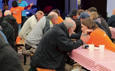 Czasem wspólne wypicie herbaty i wysłuchanie wystarczy, by stanął czas.