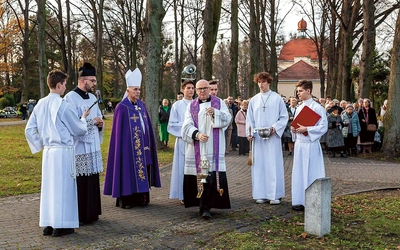 Nabożeństwo za zmarłych na gliwickiej nekropolii.