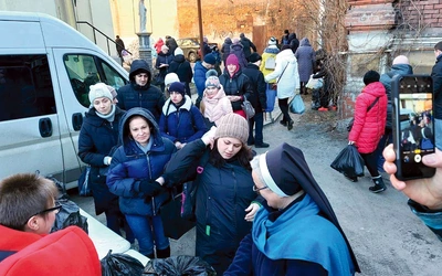 Pomagają wewnętrznym uchodźcom, którzy uciekając przed działaniami wojennymi, przenoszą się bardziej na zachód, rodzinom wielodzietnym, osobom starszym, samotnym i niepełnosprawnym, a także żołnierzom i mieszkańcom przyfrontowych miejscowości.