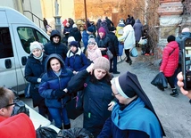 Pomagają wewnętrznym uchodźcom, którzy uciekając przed działaniami wojennymi, przenoszą się bardziej na zachód, rodzinom wielodzietnym, osobom starszym, samotnym i niepełnosprawnym, a także żołnierzom i mieszkańcom przyfrontowych miejscowości.