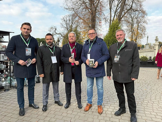 W Łowiczu wśród wolontariuszy nie zabrakło samorządowców, w tym burmistrza i radnych. 