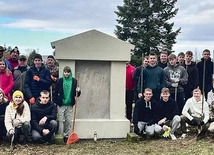 Na kilka dni przed uroczystością Wszystkich Świętych na nekropoliach miast i wsi społecznicy oraz uczniowie zaangażowali się w sprzątanie zapomnianych grobów. 