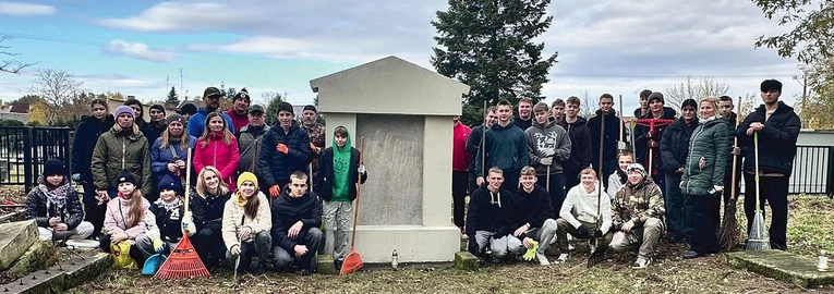 Na kilka dni przed uroczystością Wszystkich Świętych na nekropoliach miast i wsi społecznicy oraz uczniowie zaangażowali się w sprzątanie zapomnianych grobów. 